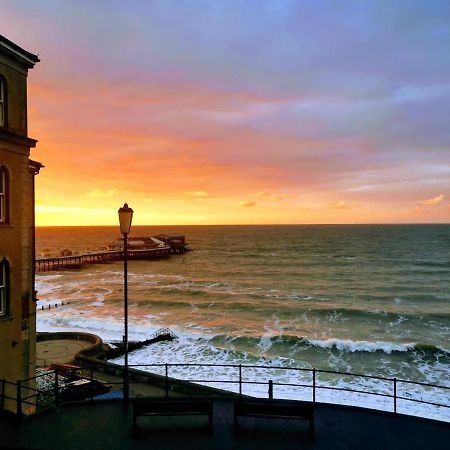 The Red Lion Hotel クロマー エクステリア 写真 Sunset at the harbour