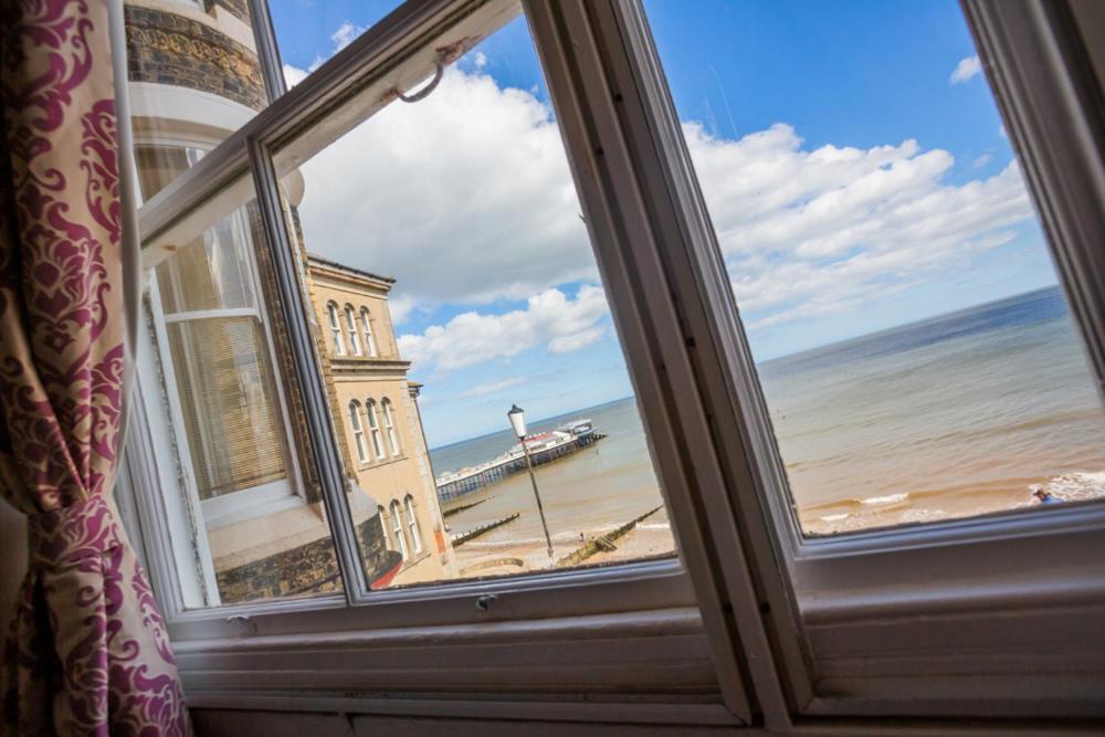 The Red Lion Hotel クロマー エクステリア 写真 View from a window at the hotel