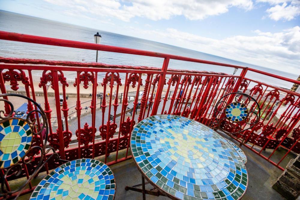 The Red Lion Hotel クロマー エクステリア 写真 The mosaic tables on the balcony