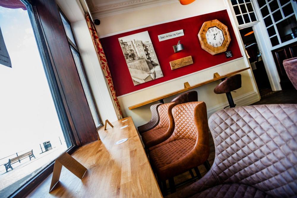 The Red Lion Hotel クロマー エクステリア 写真 Interior of the station