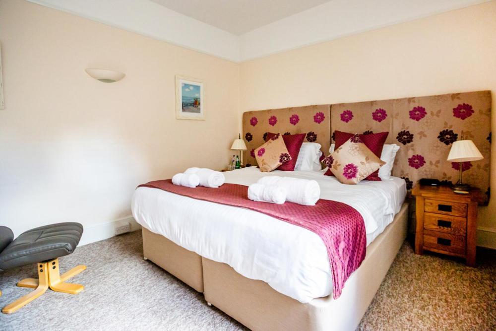 The Red Lion Hotel クロマー エクステリア 写真 A bedroom at the hotel