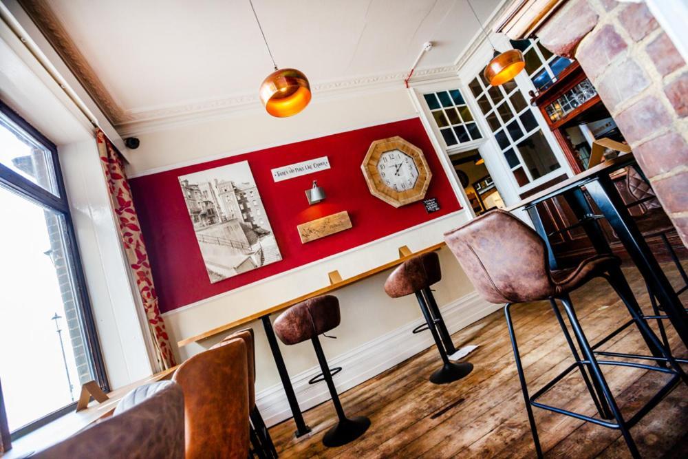 The Red Lion Hotel クロマー エクステリア 写真 The interior of the pub