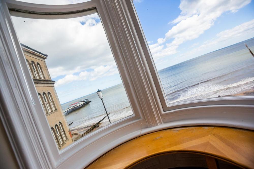 The Red Lion Hotel クロマー エクステリア 写真 View from the window of the lighthouse
