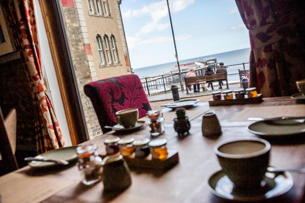 The Red Lion Hotel クロマー エクステリア 写真 The restaurant at the hotel