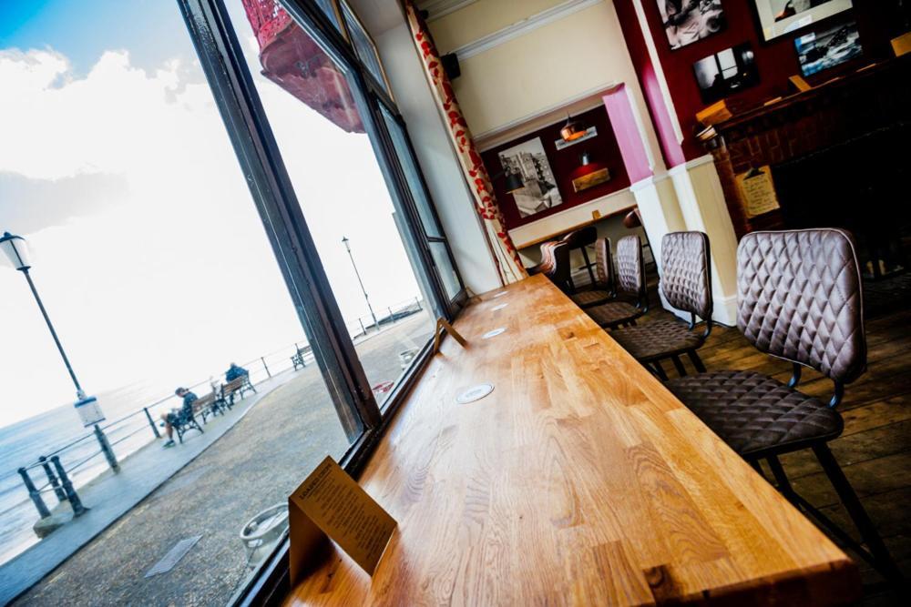 The Red Lion Hotel クロマー エクステリア 写真 Interior of the cafe