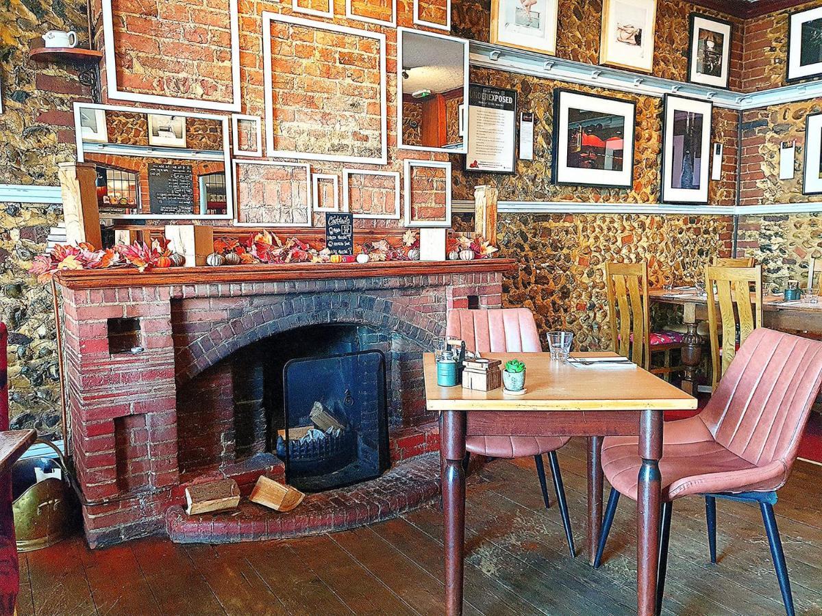 The Red Lion Hotel クロマー エクステリア 写真 The interior of the restaurant