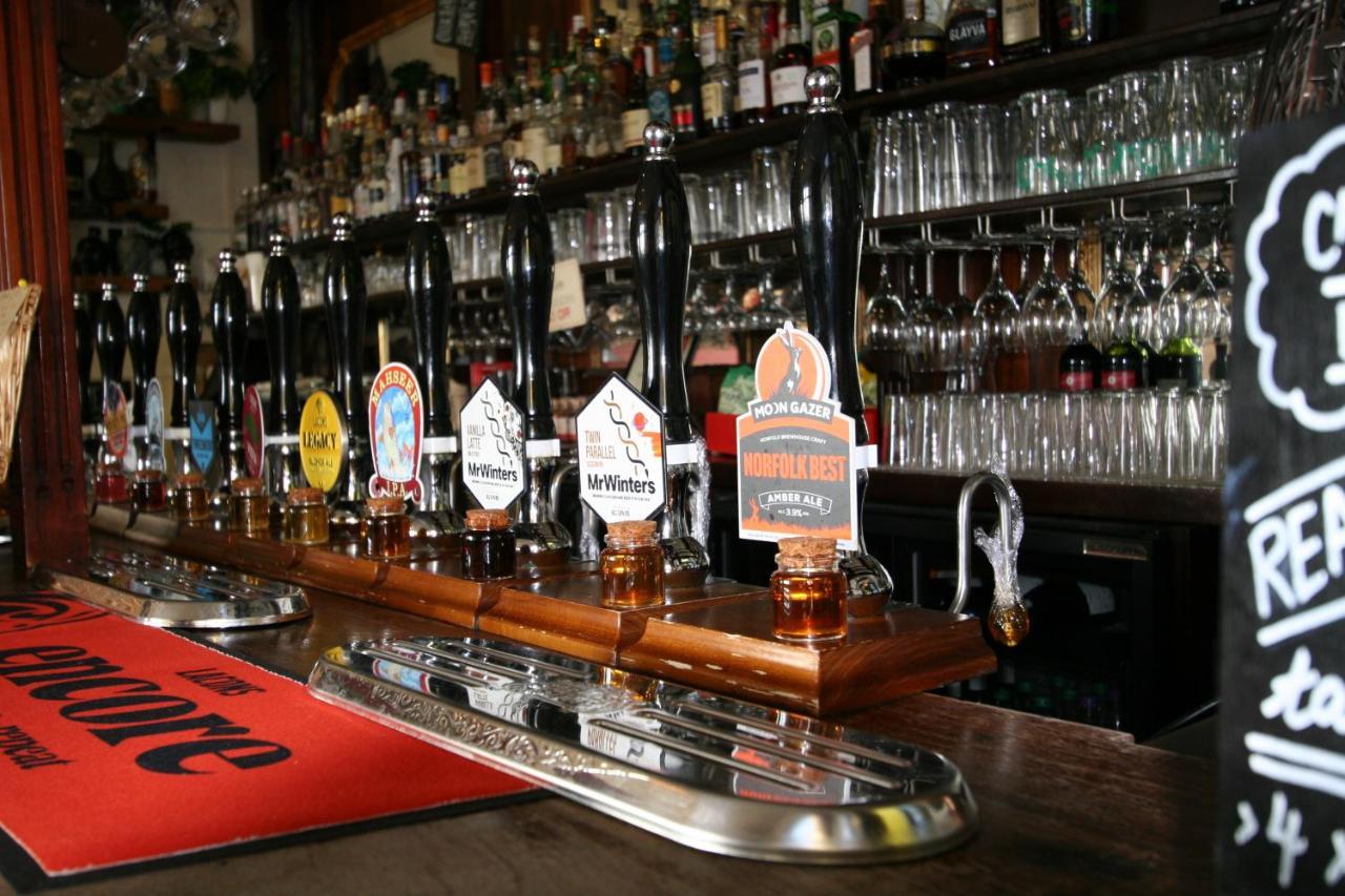 The Red Lion Hotel クロマー エクステリア 写真 Beer taps in a pub