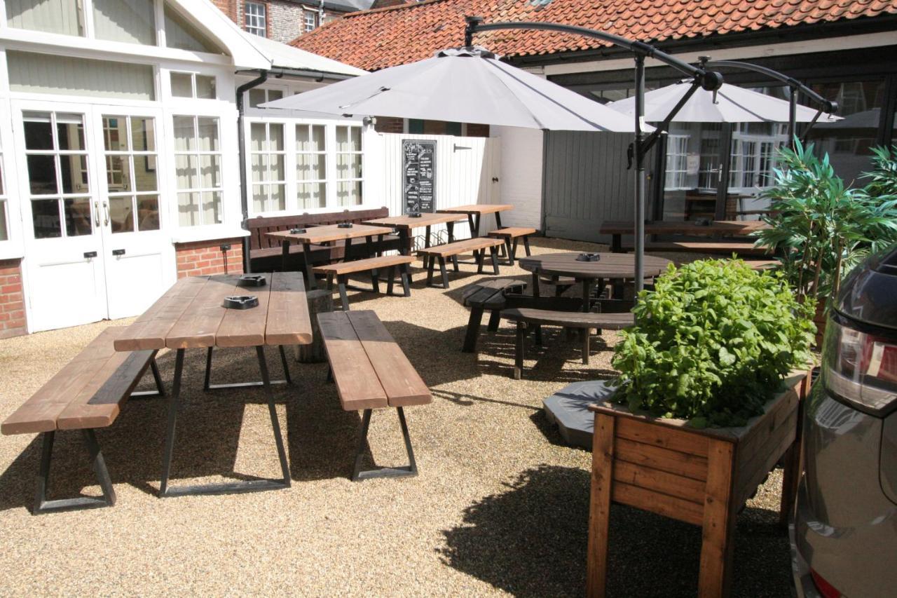 The Red Lion Hotel クロマー エクステリア 写真 The courtyard at The Old Mill