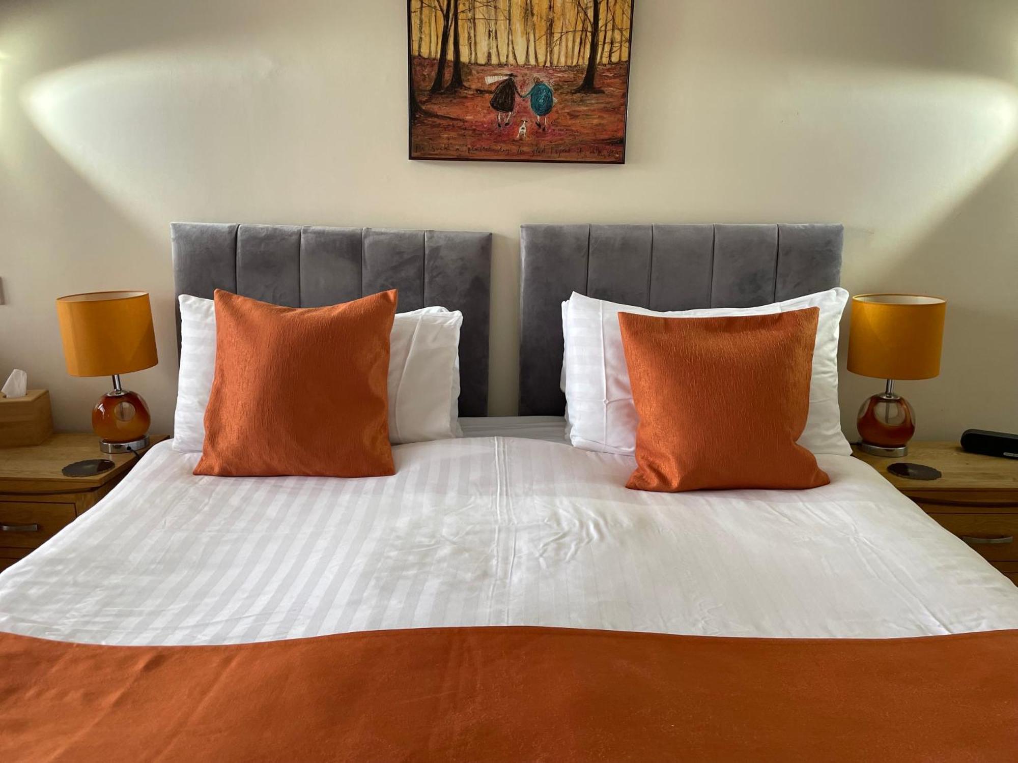 The Red Lion Hotel クロマー エクステリア 写真 A bed with a duvet