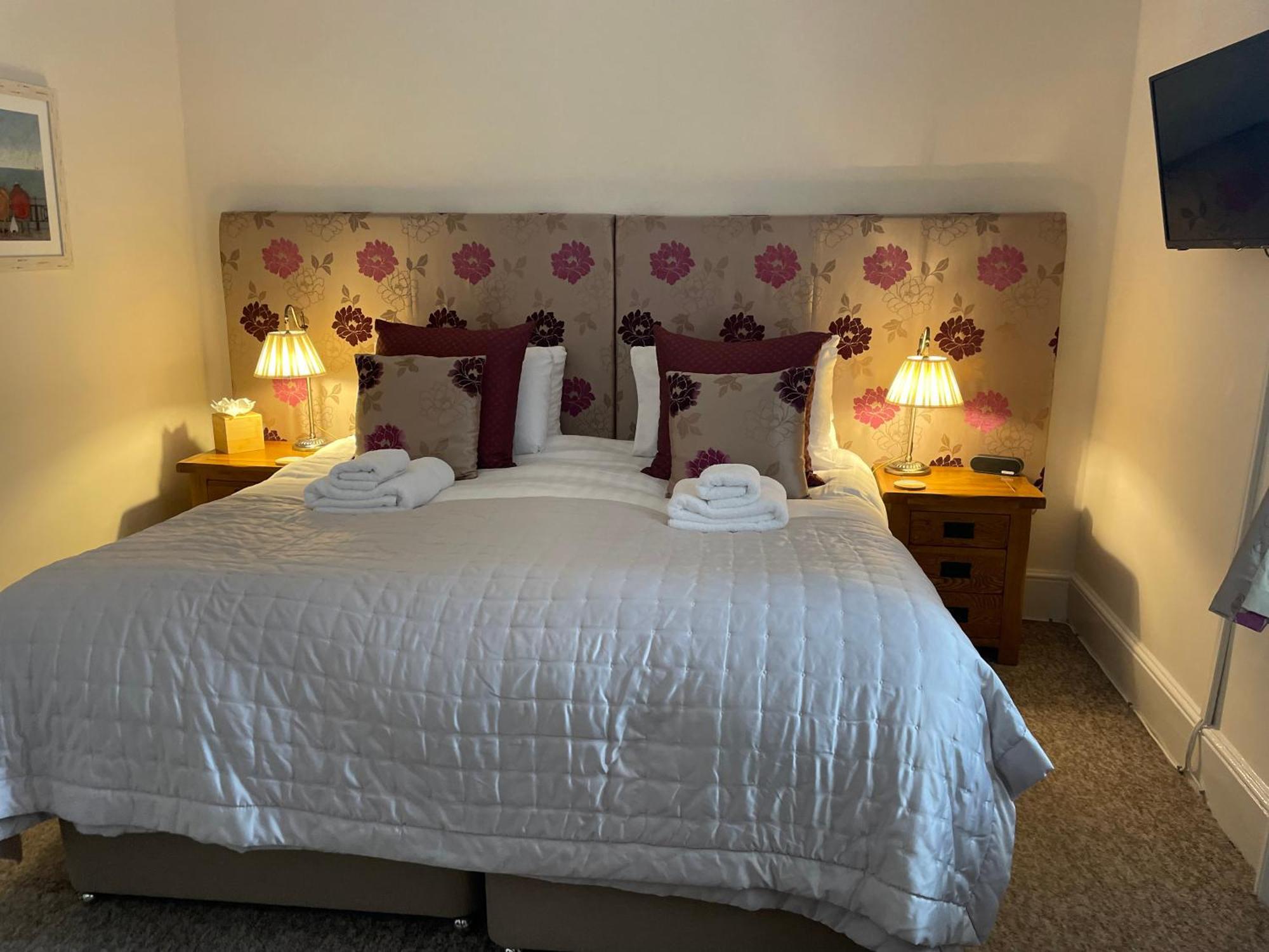 The Red Lion Hotel クロマー エクステリア 写真 A bedroom at the hotel