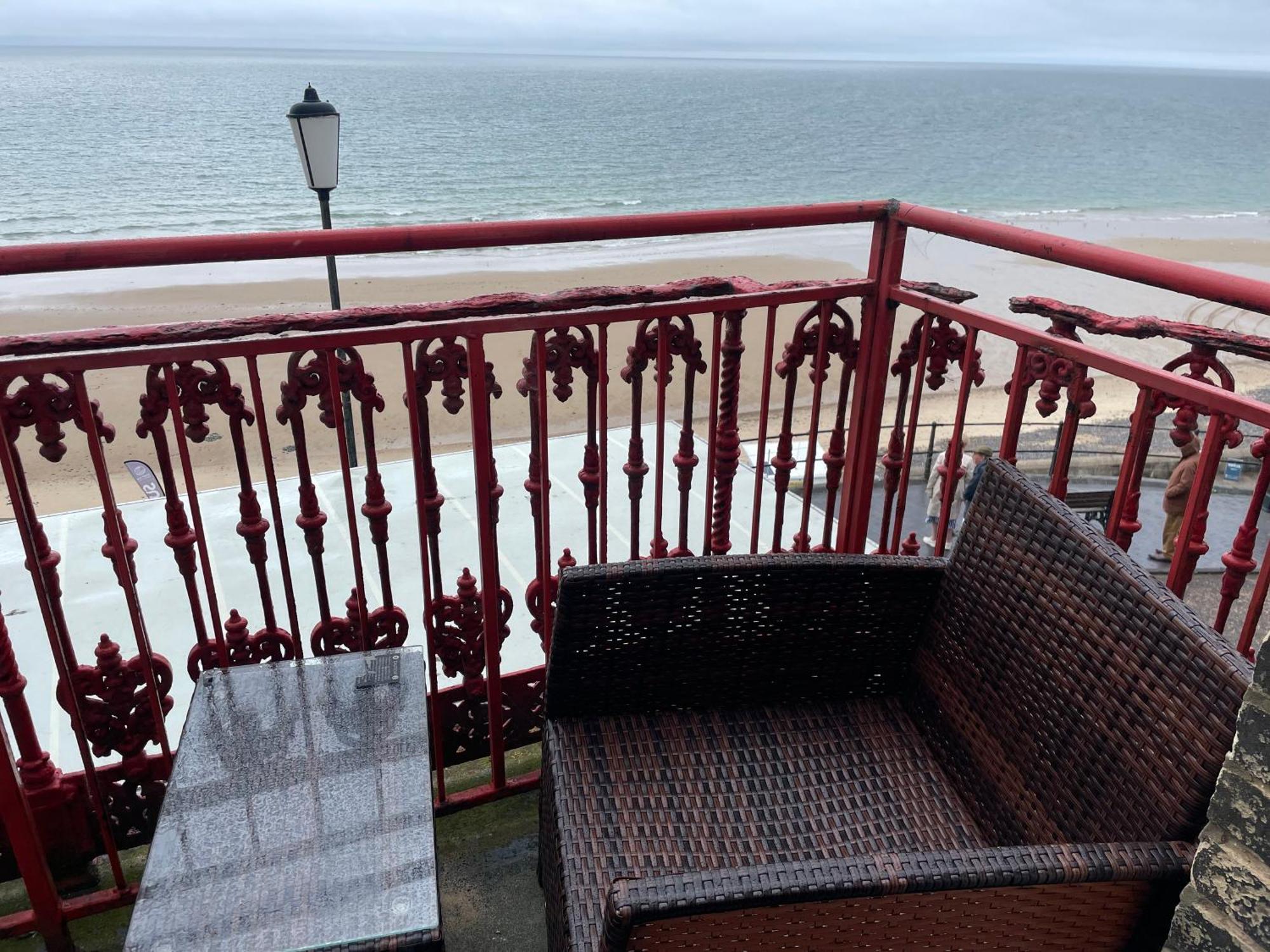 The Red Lion Hotel クロマー エクステリア 写真 The balcony of the hotel