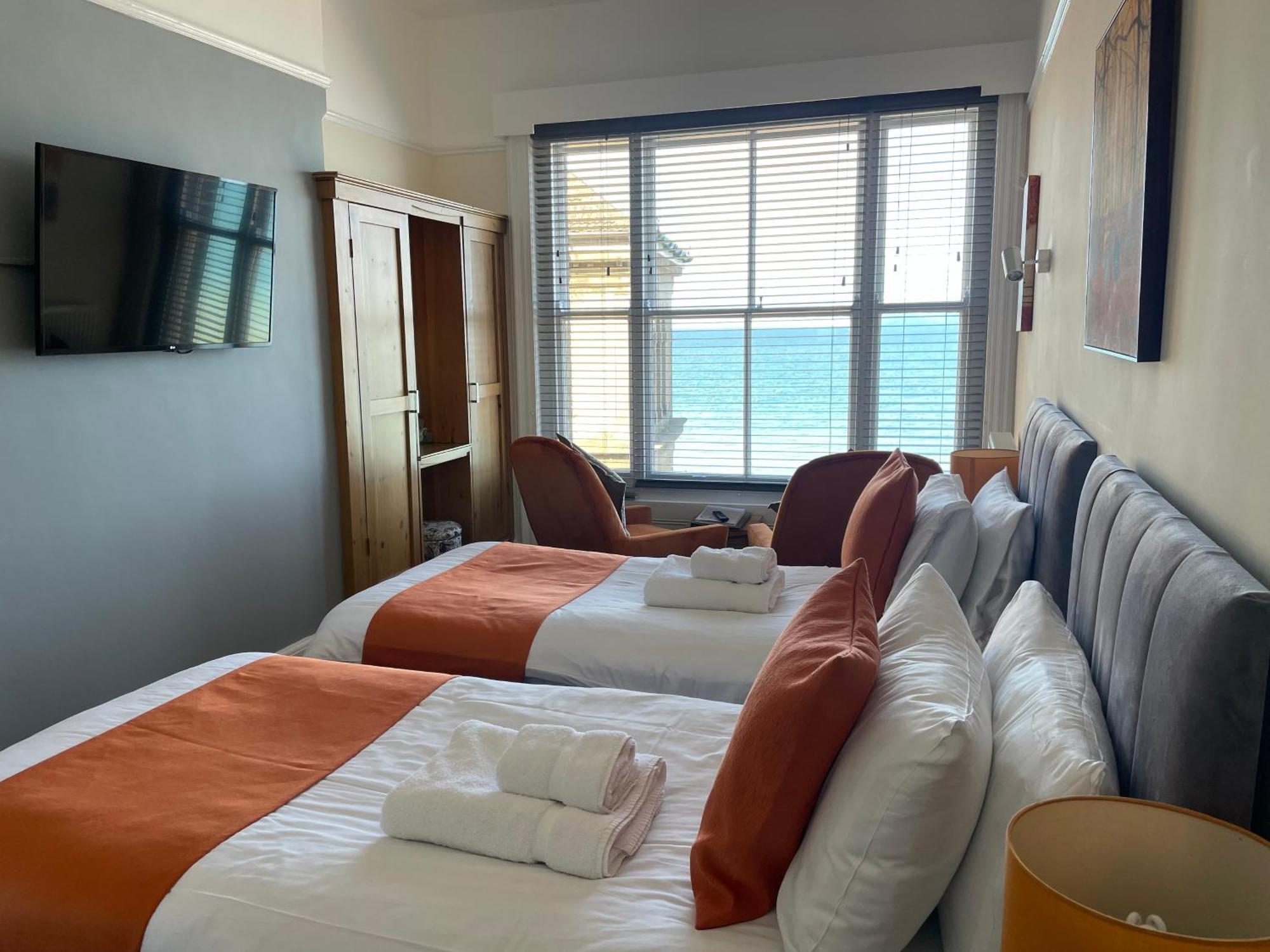 The Red Lion Hotel クロマー エクステリア 写真 A room at the hotel