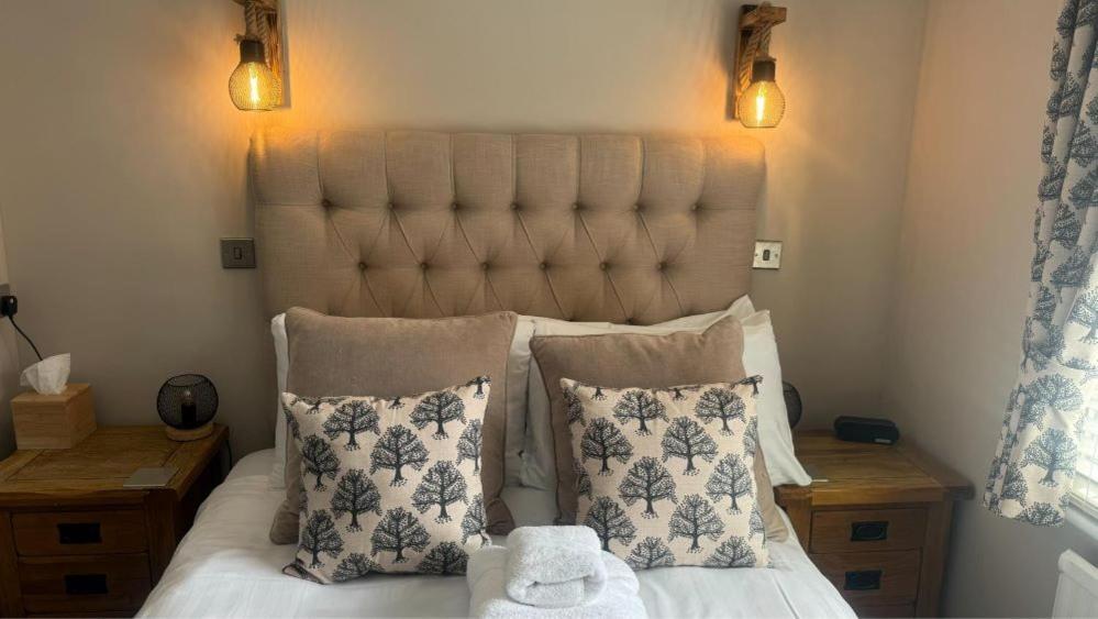 The Red Lion Hotel クロマー エクステリア 写真 A bed with a headboard
