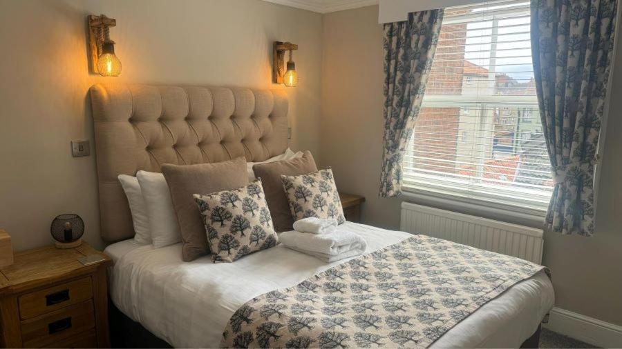 The Red Lion Hotel クロマー エクステリア 写真 A bedroom at the hotel