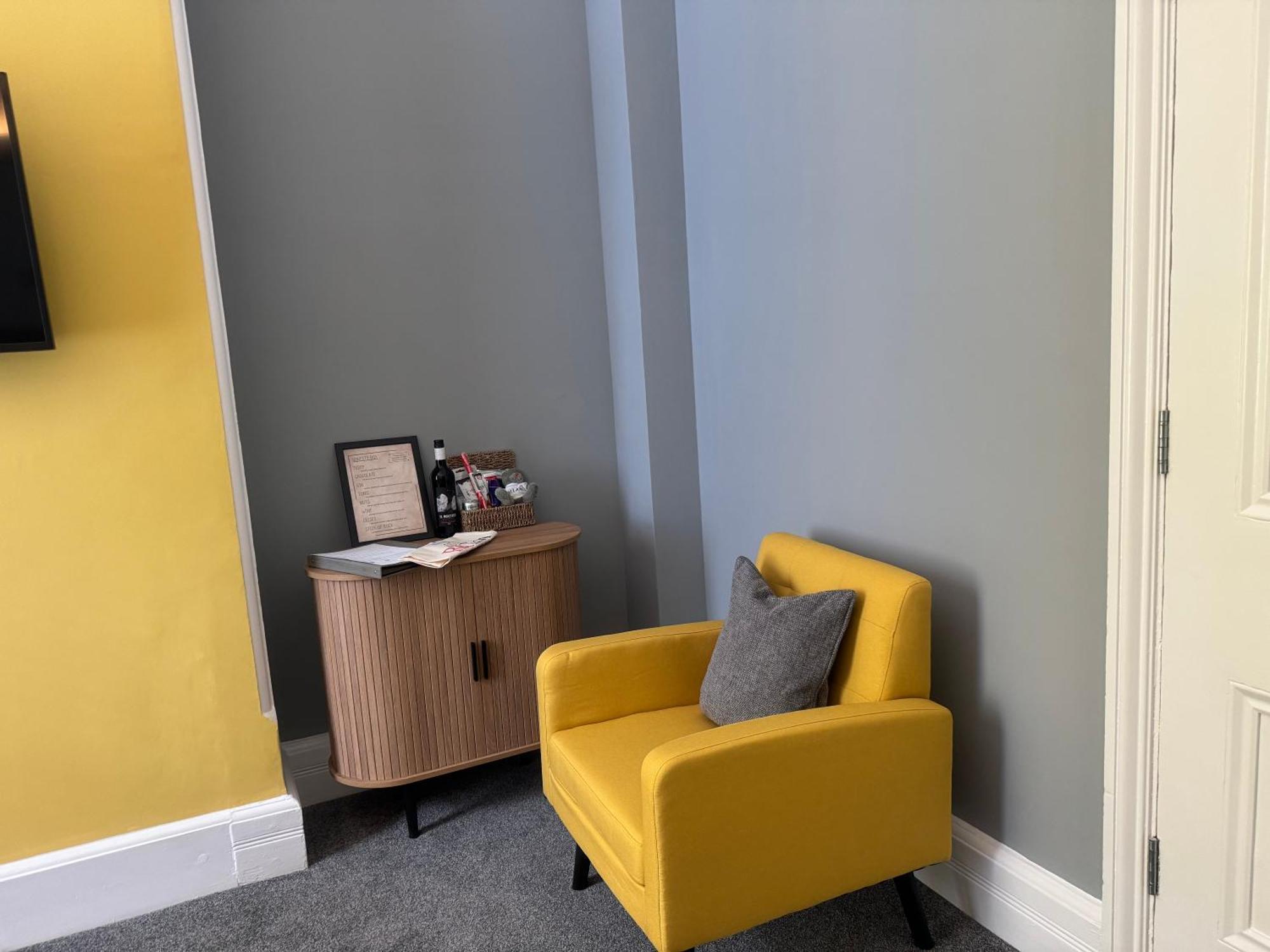The Red Lion Hotel クロマー エクステリア 写真 A room painted in Dulux's 2019 Colour of the Year, Dulux Arousing Azure