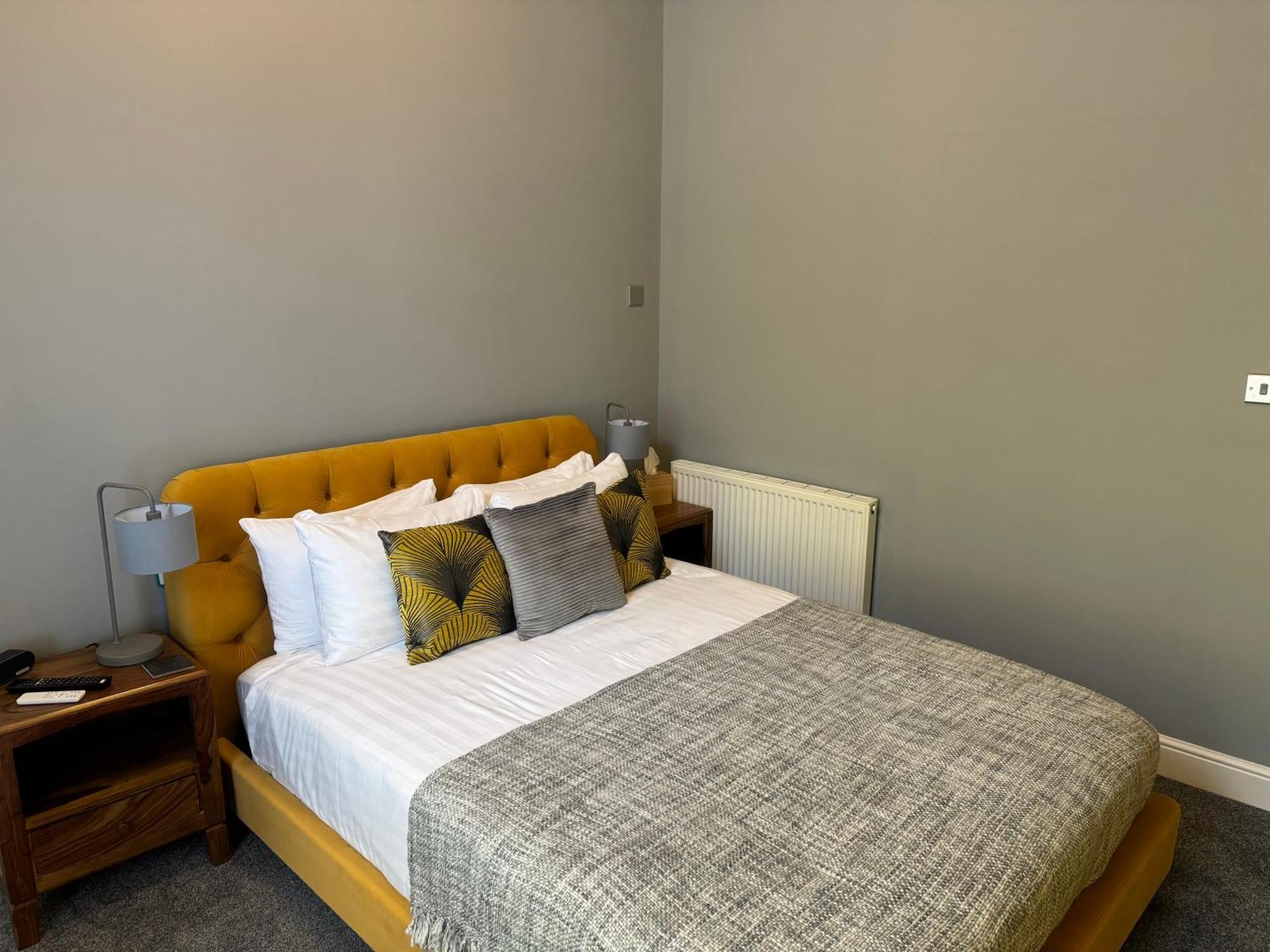 The Red Lion Hotel クロマー エクステリア 写真 A bedroom at the hotel