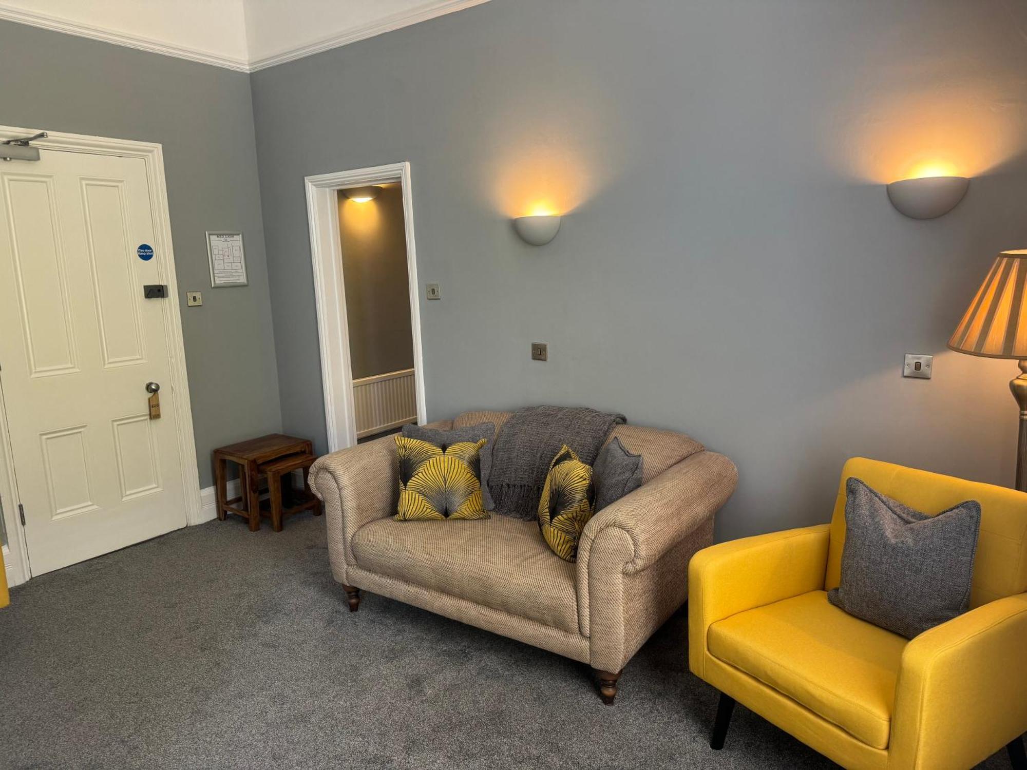 The Red Lion Hotel クロマー エクステリア 写真 The waiting room at the practice