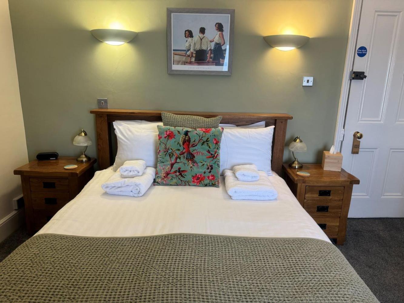 The Red Lion Hotel クロマー エクステリア 写真 A bedroom at the hotel