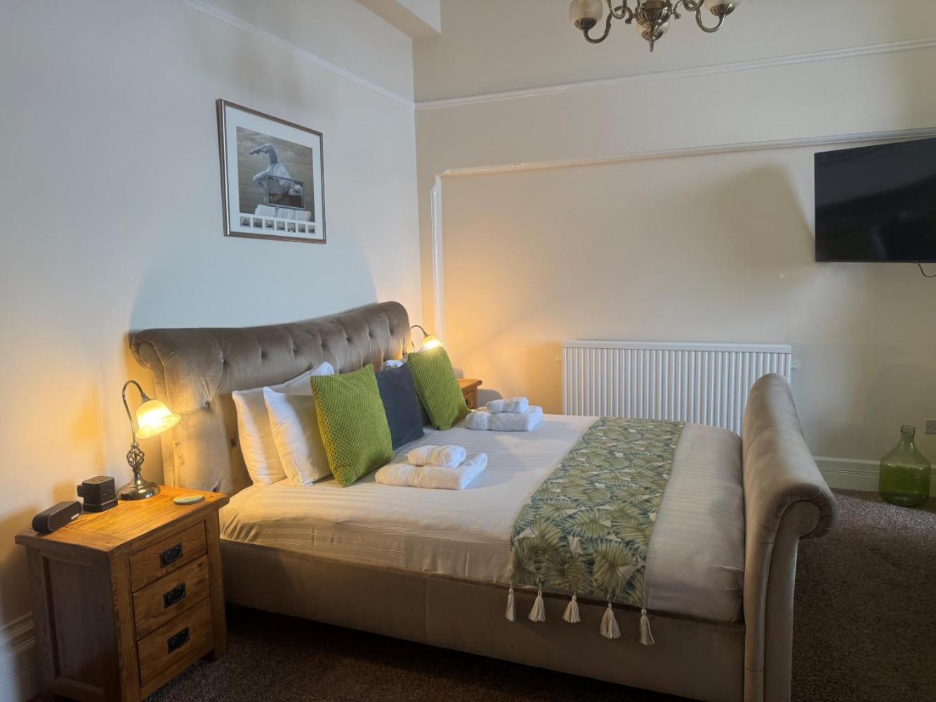 The Red Lion Hotel クロマー エクステリア 写真 The Old Vicarage Hotel, 2018