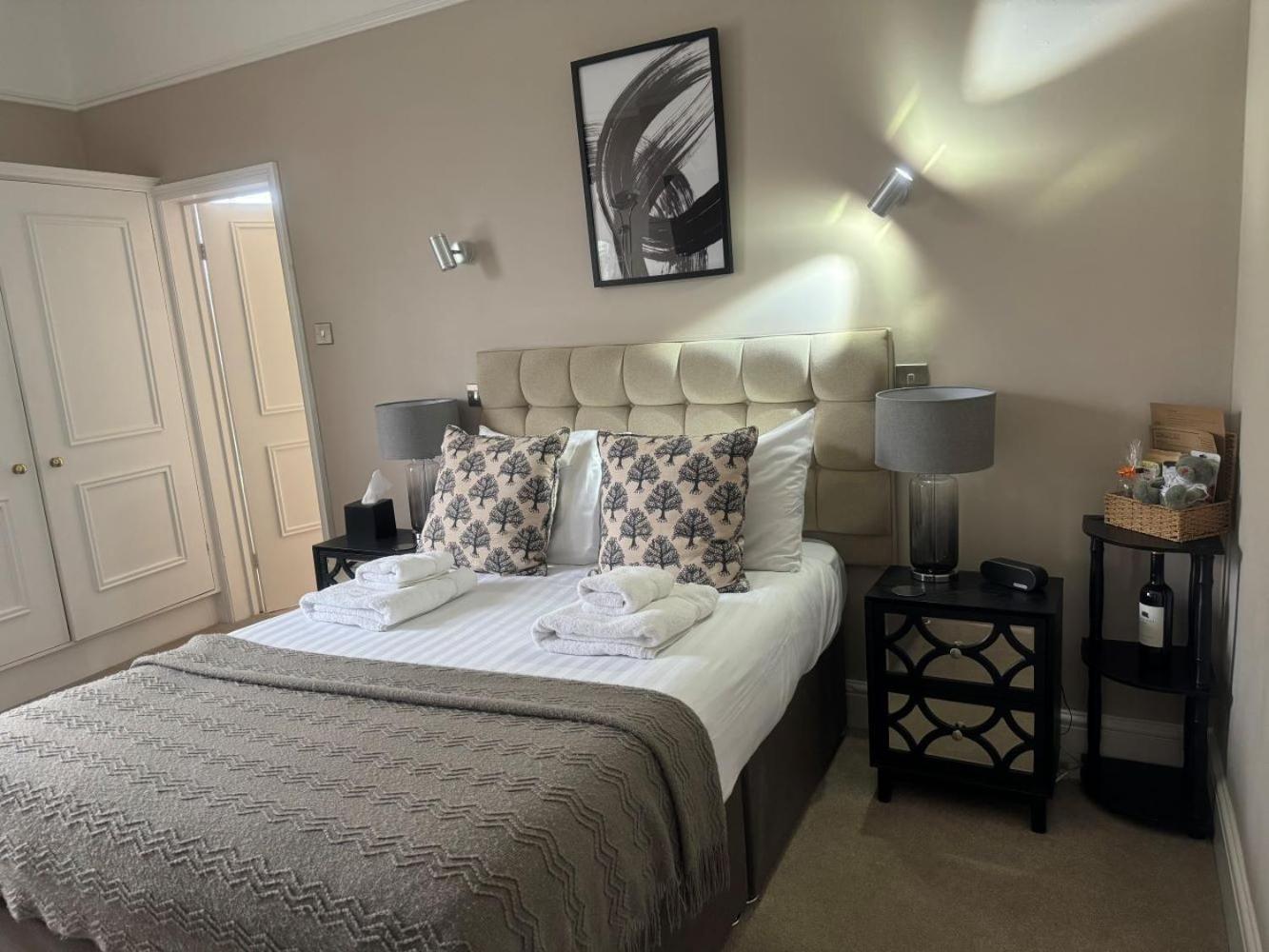 The Red Lion Hotel クロマー エクステリア 写真 A bedroom at the hotel