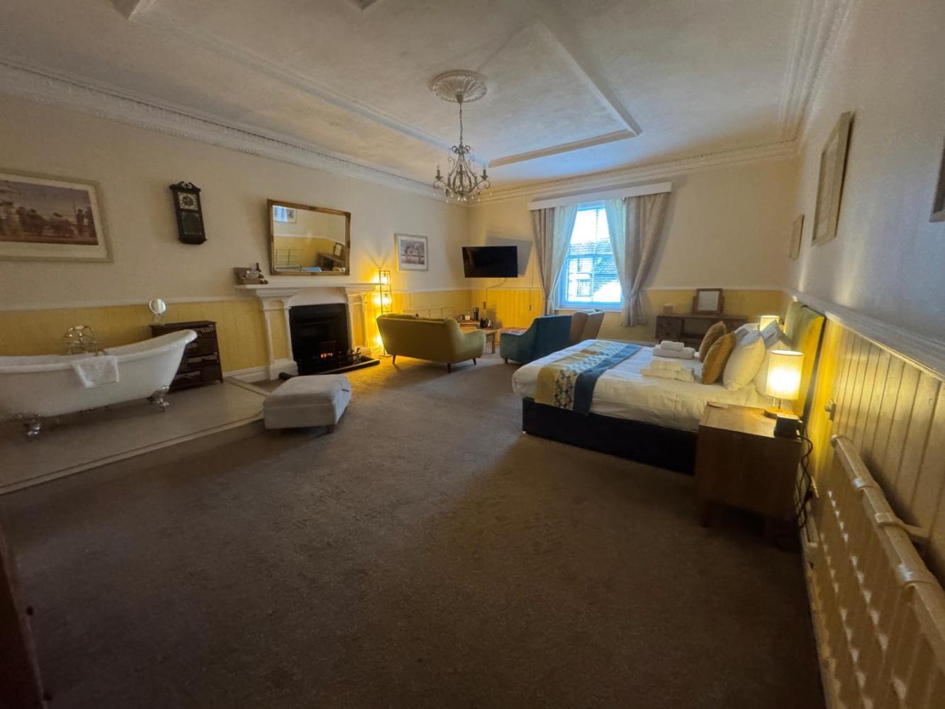 The Red Lion Hotel クロマー エクステリア 写真 A suite at the hotel